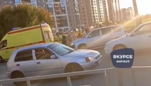 Переходил дорогу по правилам: иномарка тяжело травмировала ребенка в Барнауле