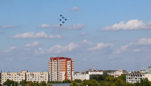 Русские Витязи пролетели в небе над Барнаулом: как это было. Эффектные кадры