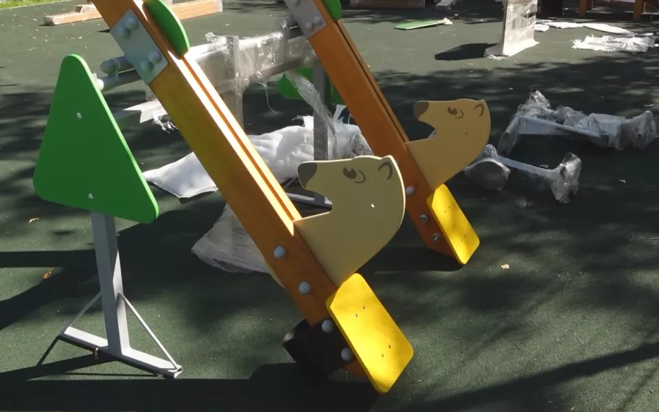 В Барнауле еще до открытия начали громить детскую площадку, подаренную Рудковской