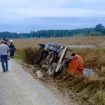 В Алтайском крае бензовоз съехал в кювет и опрокинулся на бок