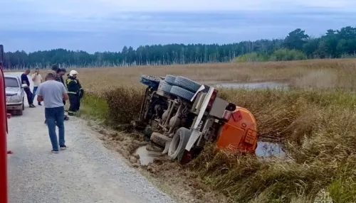 В Алтайском крае бензовоз съехал в кювет и опрокинулся на бок