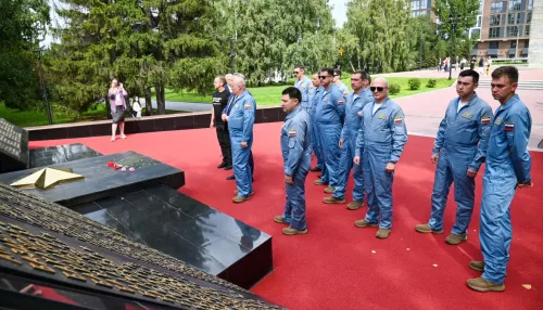 Русские Витязи возложили цветы к Мемориалу Славы в Барнауле