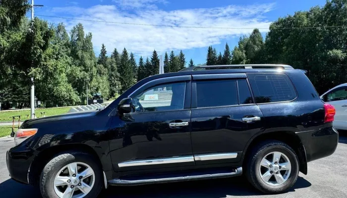 Люксовый семиместный Land Cruiser продают в Горно-Алтайске за 3,8 млн рублей. Фото