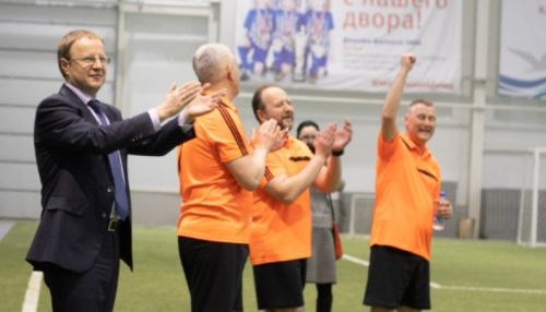 В Барнауле прошел матч между органами власти и волонтерами. Фоторепортаж