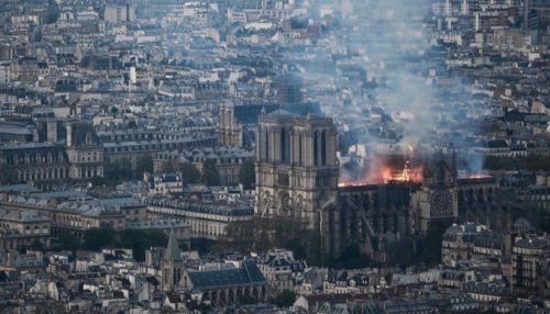 Пожарные потушили возгорание в соборе Парижской Богоматери