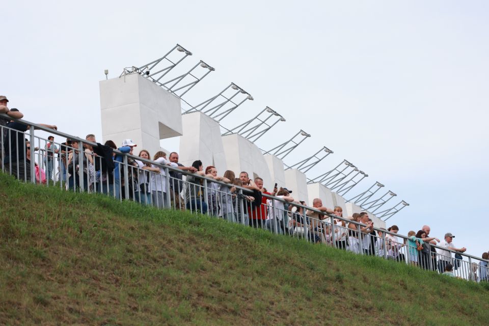 Барнаульцы на склоне Нагорного парка. Буквы "Барнаул"