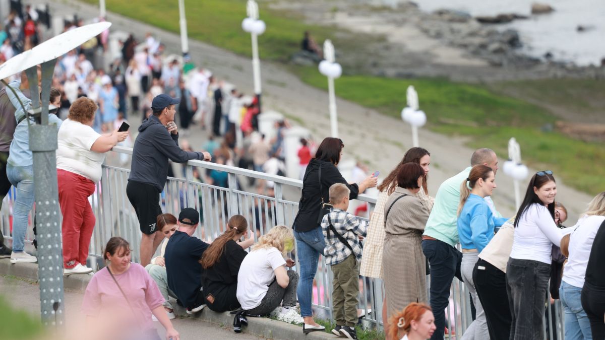 Барнаульцы на авиашоу в День города. Нагорный парк