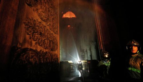Появились первые фотографии из собора Парижской Богоматери после пожара