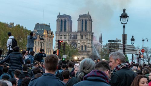 Пожарные полностью ликвидировали огонь в соборе Парижской Богоматери