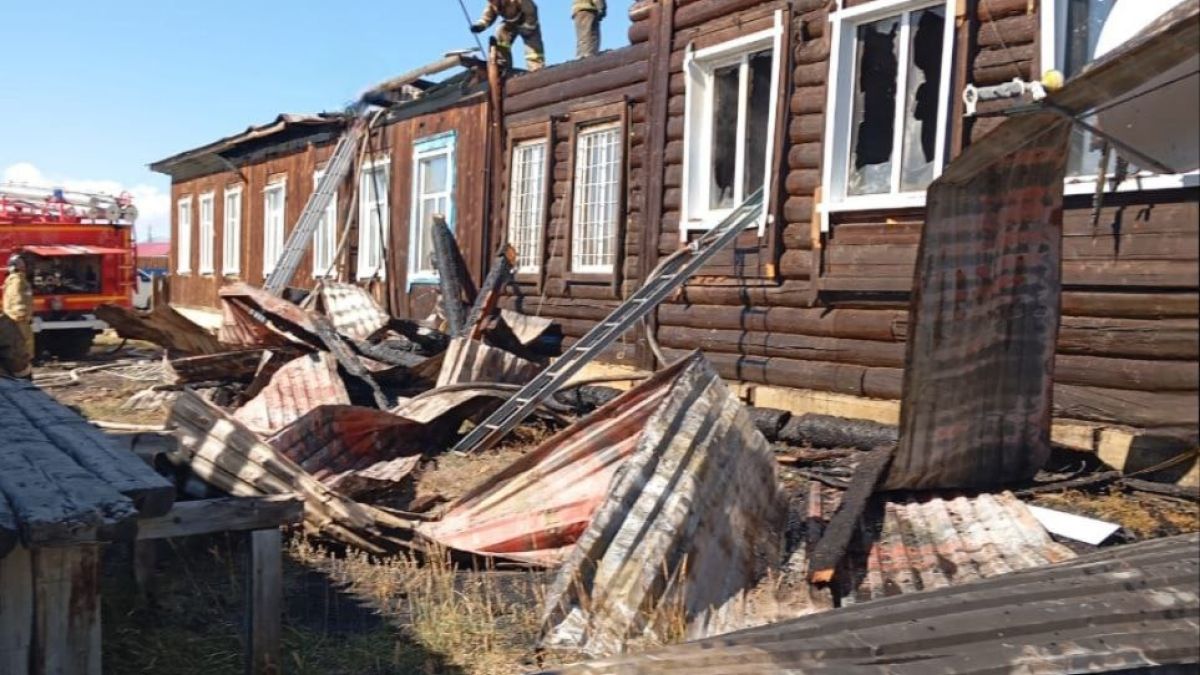 Огонь охватил сельскую администрацию в Республике Алтай