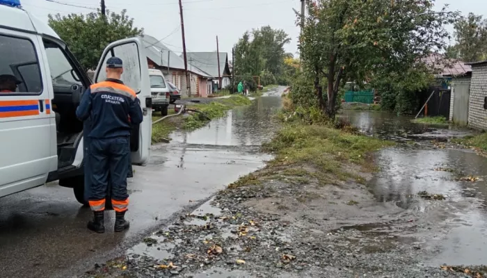 Затопленные улицы и протекающие крыши: последствия сильного ливня в Барнауле