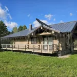 Коттедж в окружении гор продают за 120 млн рублей на берегу Катуни в Горном Алтае