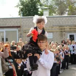 День знаний через объектив: фоторепортаж с линейки в барнаульской школе