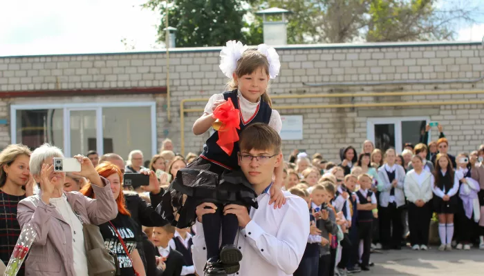 День знаний через объектив: фоторепортаж с линейки в барнаульской школе