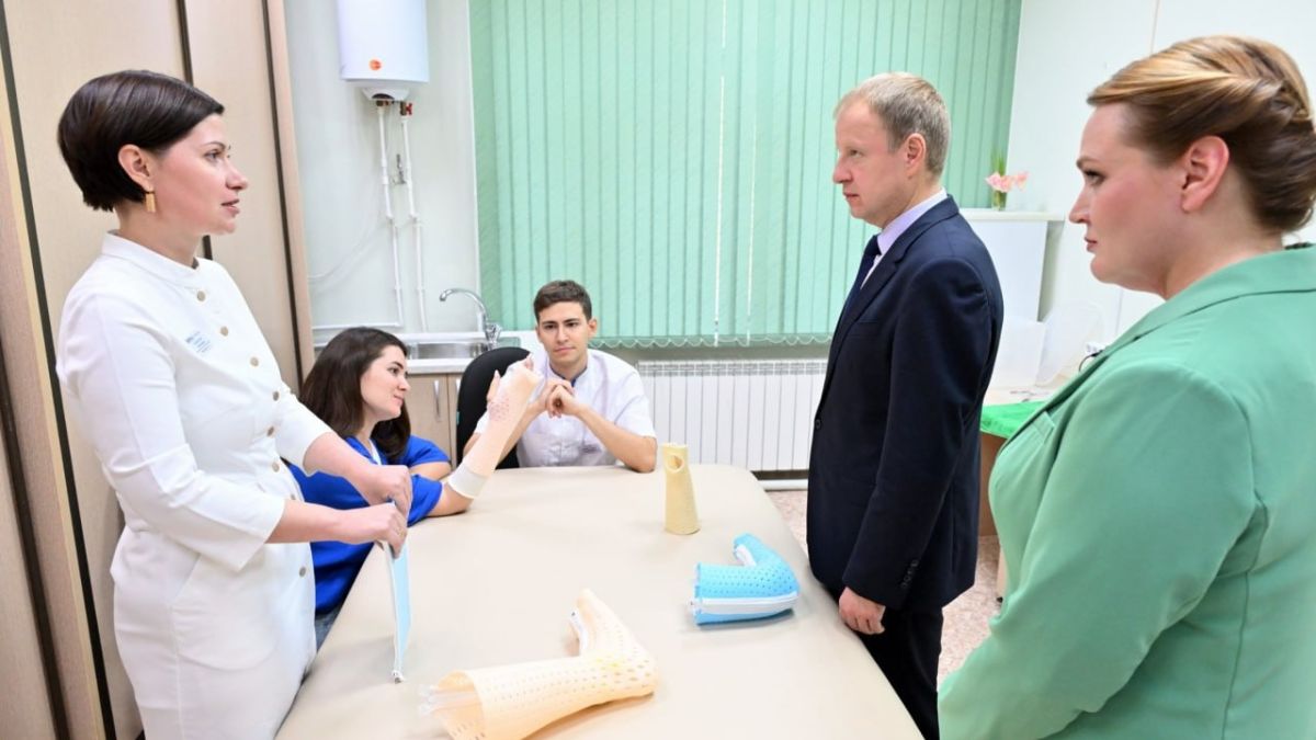 Губернатор Виктор Томенко посетил протезно-ортопедический центр "АлОрто"