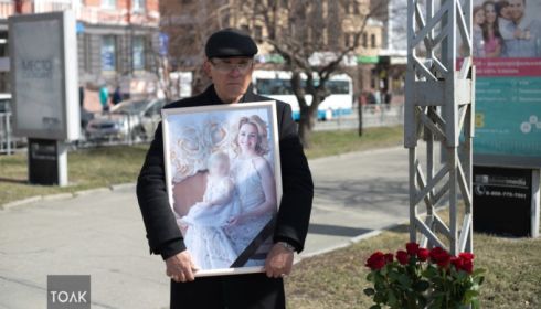 Приговор нас убил: Виктор Нагорнев пришел на место ДТП с портретом погибших