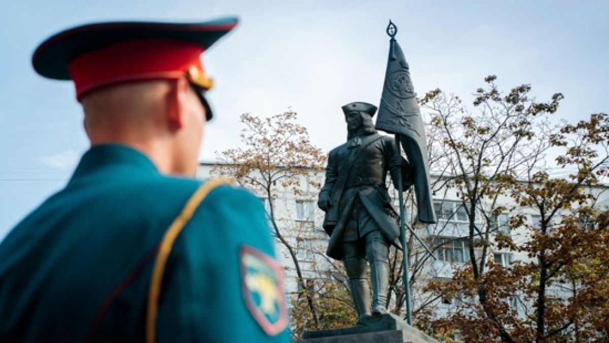 День российской гвардии. У памятника первому солдату лейб-гвардии Преображенского полка