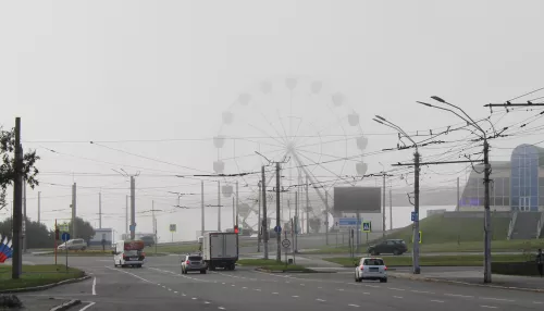 Барнаул заволокло густым туманом ранним утром. Фото