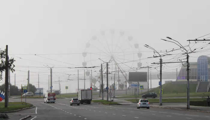 Барнаул заволокло густым туманом ранним утром. Фото