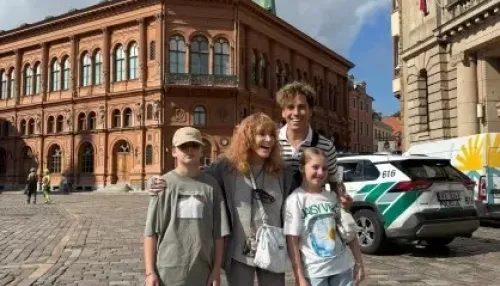 Максима Галкина* и Аллу Пугачеву заметили гуляющими по Риге с детьми