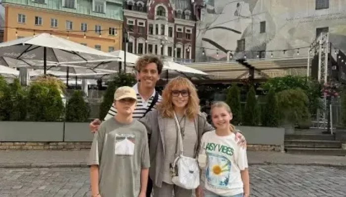 Дети Пугачевой и Галкина* Лиза и Гарри могут остаться без российских паспортов