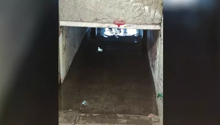 В Бийске затопило подземный переход в переулке Коммунарском