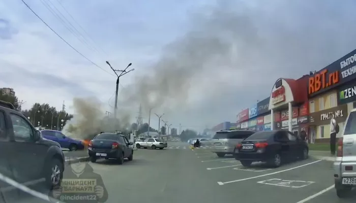 Автомобиль вспыхнул на парковке у ТЦ Алтай в Барнауле