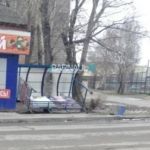 Падают светофоры, сносит остановки: ураганный ветер обрушился на Барнаул