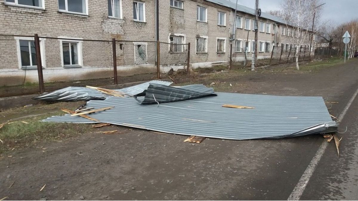 Крышу сорвало со здания психиатрической больницы на Алтае