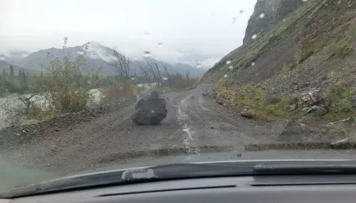 Камнепад произошел на дороге в Чемальском районе Республики Алтай