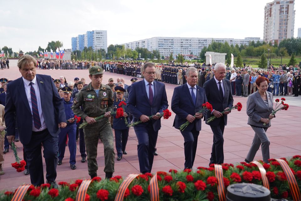 Церемония возложения цветов к Вечному огню Церемония возложения цветов к Вечному огню