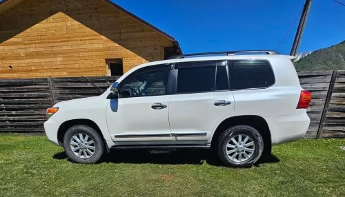 Белоснежный Land Cruiser мощностью 309 лошадей продают за 4,6 млн в Горном Алтае