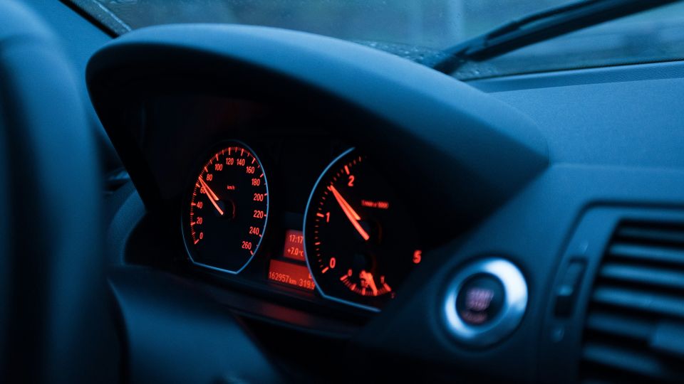 Автомобиль. За рулем. Спидометр Автомобиль. За рулем. Спидометр