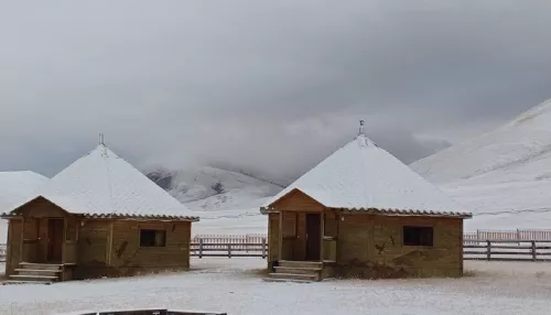 Визит-центр Сайлюгемского нацпарка засыпало сентябрьским снегом Фото