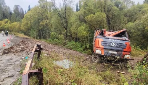Самосвал слетел в кювет и перевернулся в Республике Алтай, двое госпитализированы