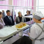 Спикер Барнаульской гордумы Галина Буевич проверила качество питания в школе №68