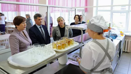 Спикер Барнаульской гордумы Галина Буевич проверила качество питания в школе №68