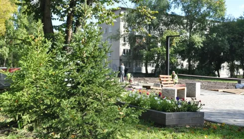 В Барнауле продолжается масштабное благоустройство сквера на улице Антона Петрова