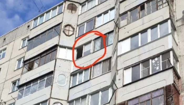 Из окна многоэтажки в Барнауле в людей летели помидоры, яблоки и бутылка воды