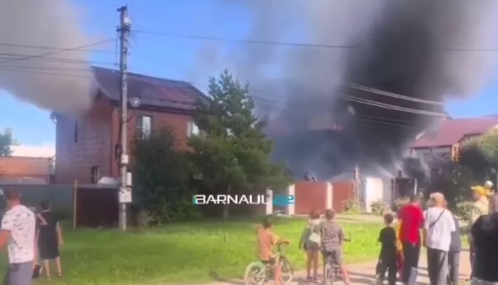 Два дома загорелись в коттеджном поселке Авиатор в Барнауле