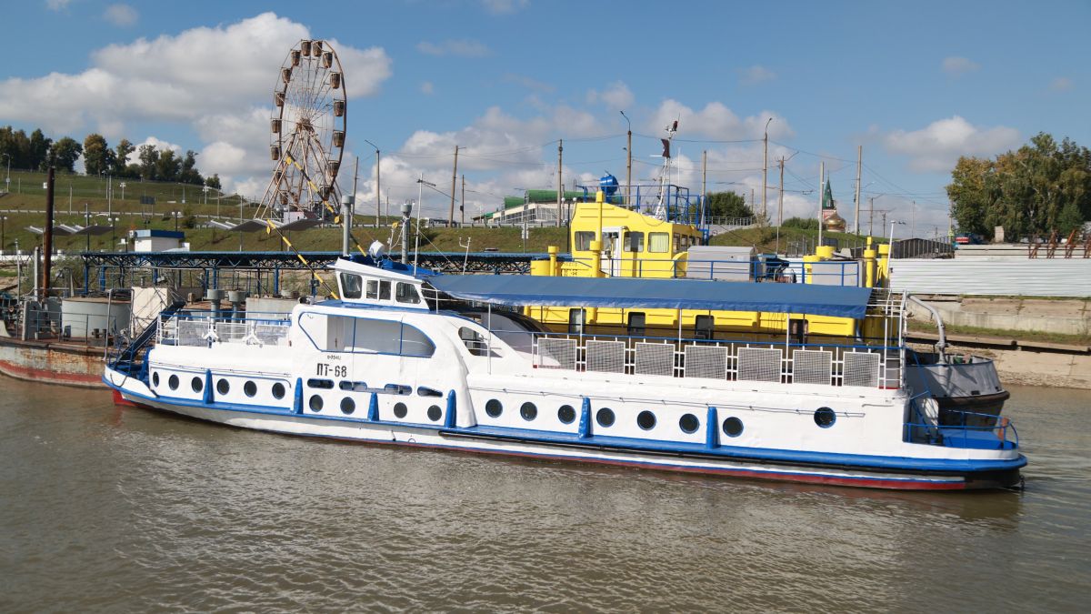 Обь. Вид на теплоходы