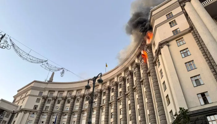В здании кабмина в Киеве произошел пожар после атаки беспилотников