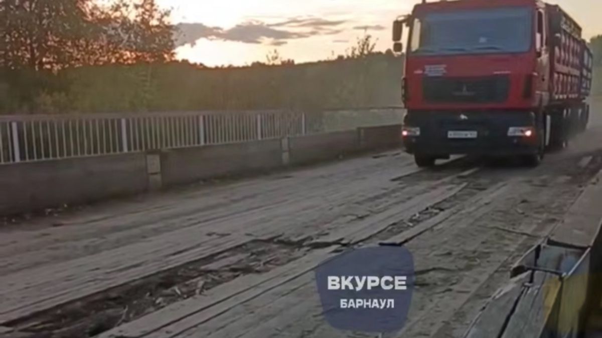 Опасный деревянный мост 