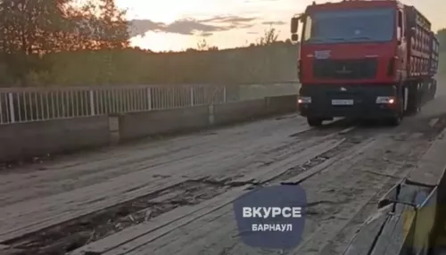 В Алтайском крае на время закроют опасный деревянный мост