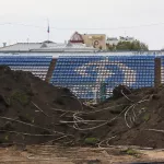 Горы земли среди трибун: главный стадион Барнаула переживает большую реновацию. Фото