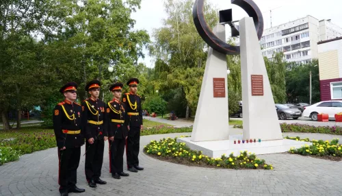 В Барнауле возложили цветы к памятному знаку в годовщину начала блокады Ленинграда