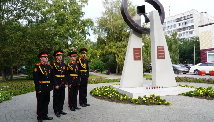 В Барнауле возложили цветы к памятному знаку в годовщину начала блокады Ленинграда