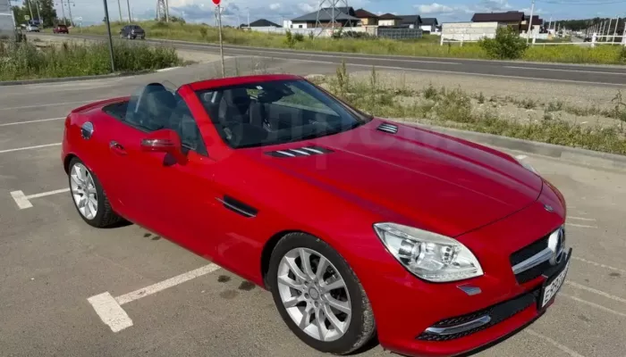 Тюнингованный в Японии Mercedes редкого алого цвета продают в Барнауле. Фото