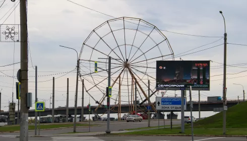 В Барнауле разбирают колесо обозрения на набережной. Фото