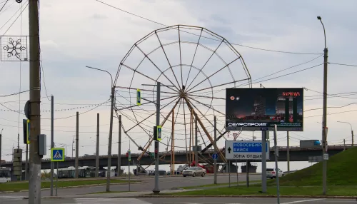 В Барнауле разбирают колесо обозрения на набережной. Фото